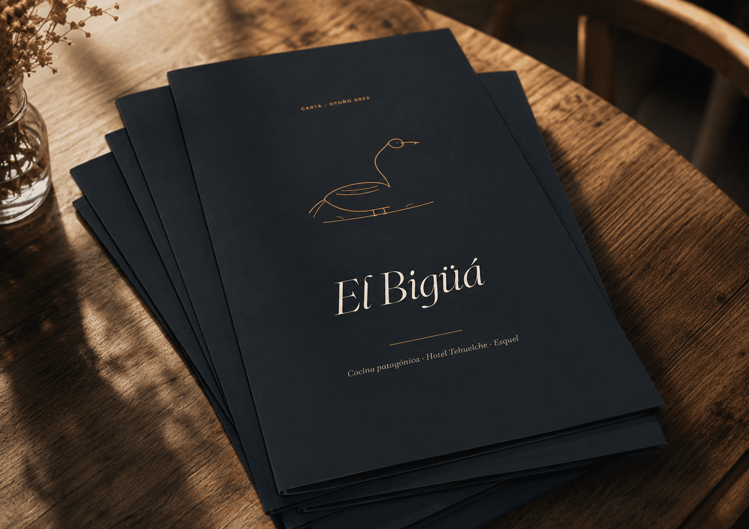 Carta impresa de El Bigüá sobre mesa de madera — diseño editorial de Manivela