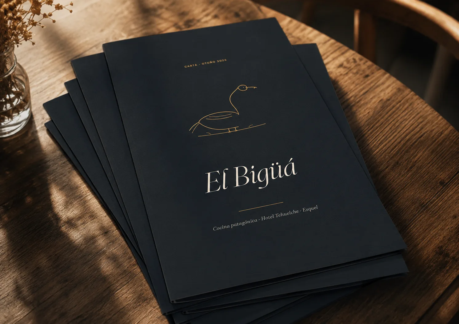 Carta impresa de El Bigüá sobre mesa de madera, diseño editorial de Manivela