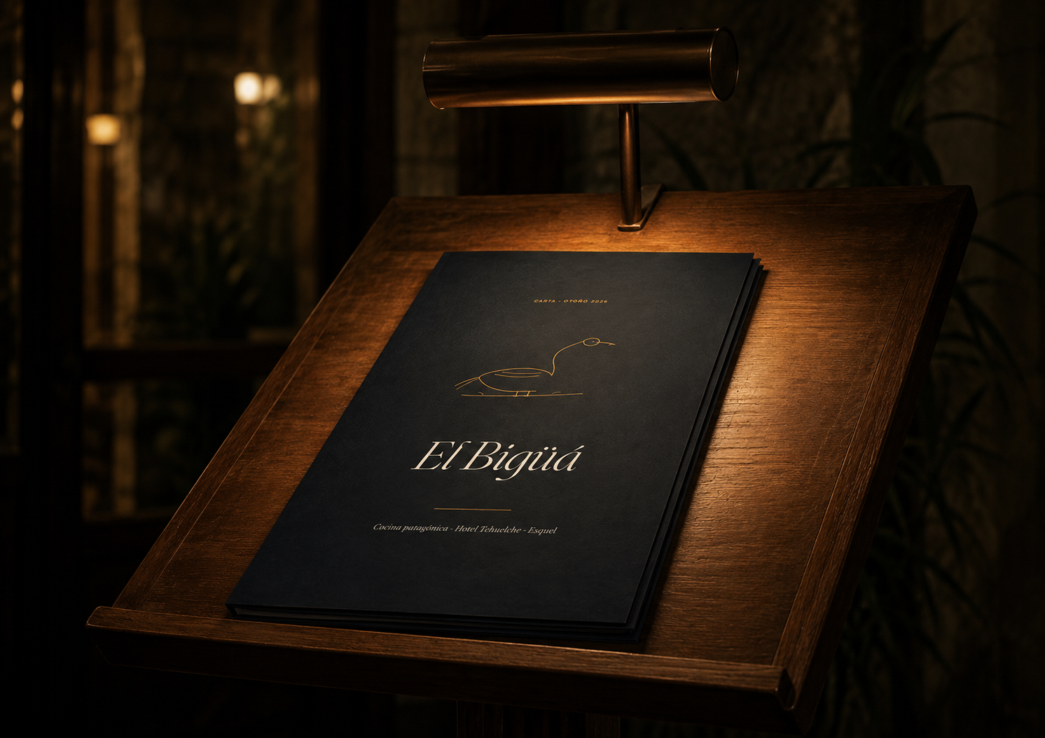 Carta de El Bigüá apoyada sobre un atril de madera bajo la luz del restaurante